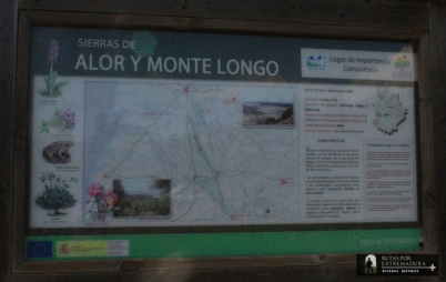 Cartel de la ruta y el entorno de la Sierra de Alor